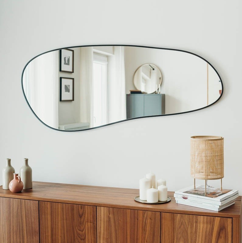 Espejo irregular con forma. Moderno. Espejo sin marco